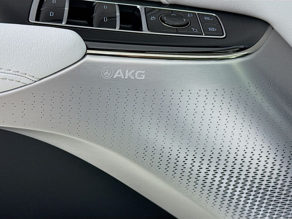 Used 2025 White Cadillac Sport image 20