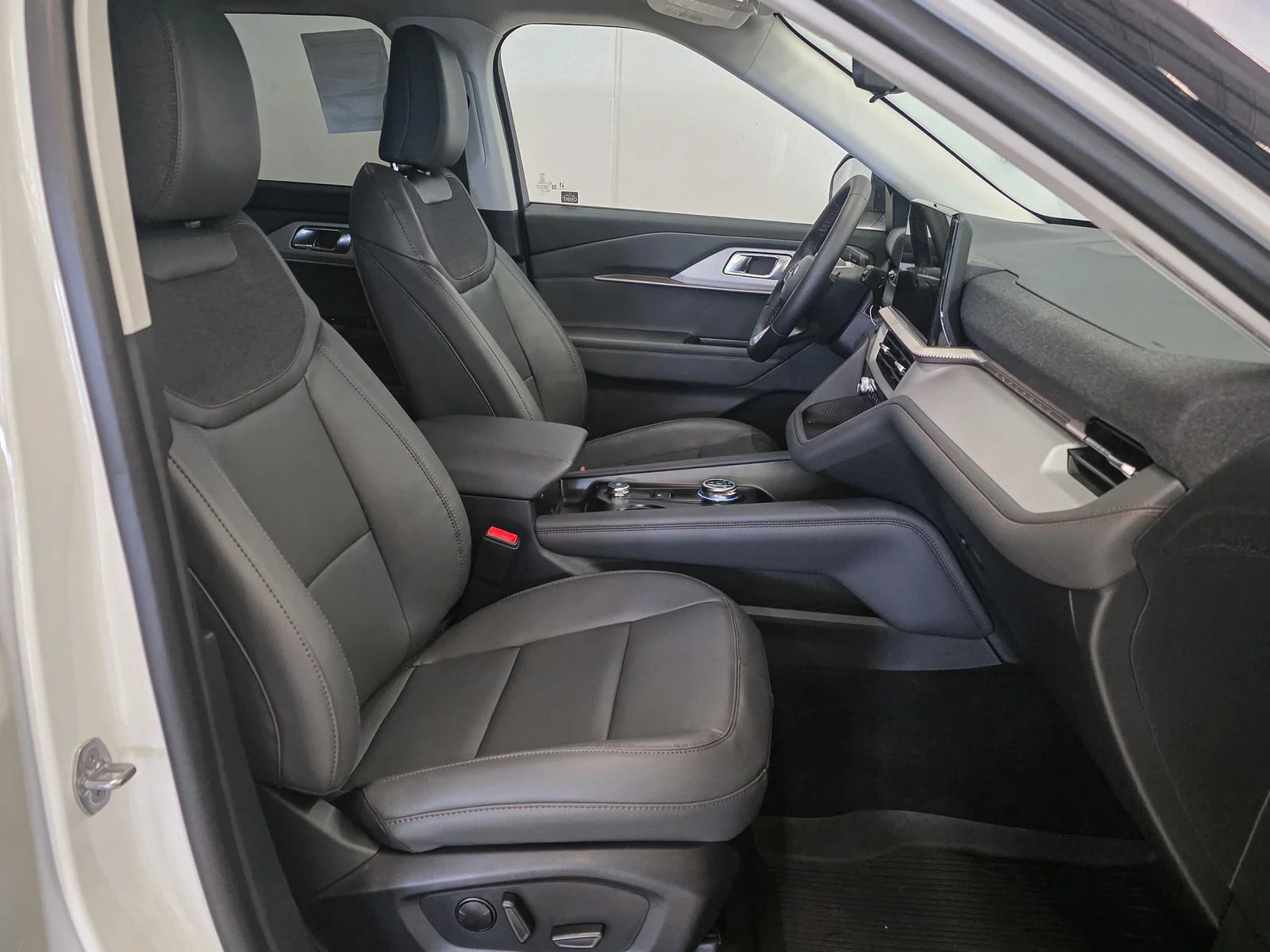 New 2026 Star White Metallic Tri-Coat Ford Active image 23