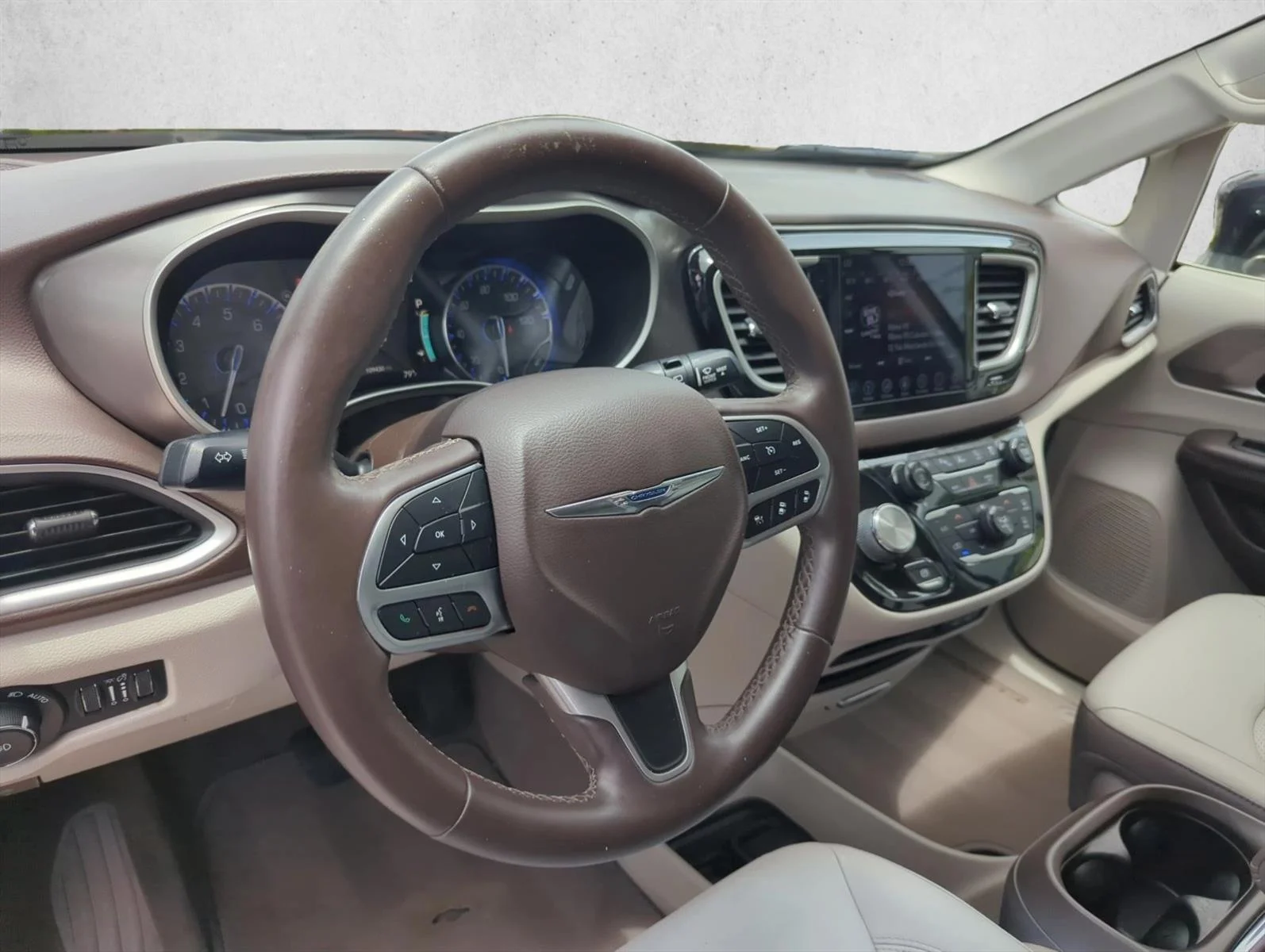Used 2018 Brilliant Black Crystal Pearlcoat Chrysler Touring L image 28