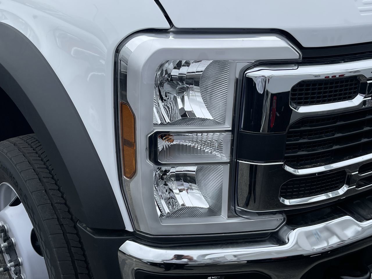 New 2025 Oxford White Ford XL image 7