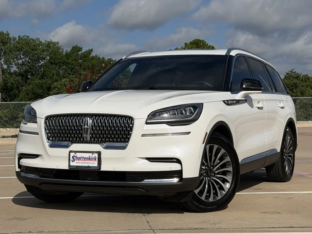 Used 2023 White Lincoln Reserve image 2