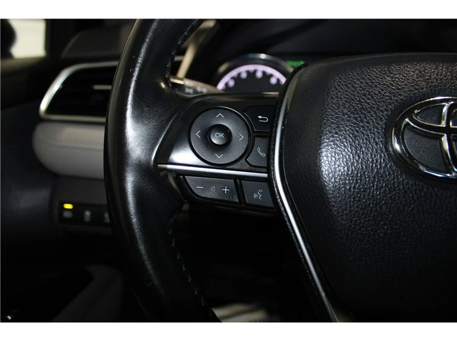 Used 2018 Silver Toyota XLE Sedan 4D image 24