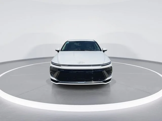 Used 2025 White Hyundai SEL image 3