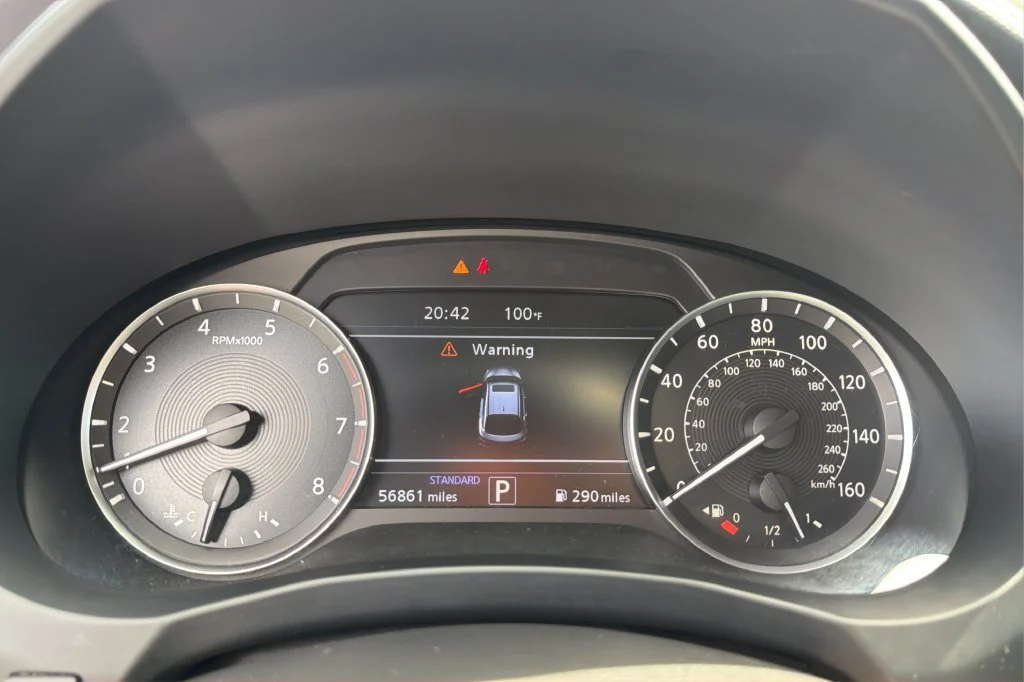 Used 2023 White INFINITI LUXE image 23