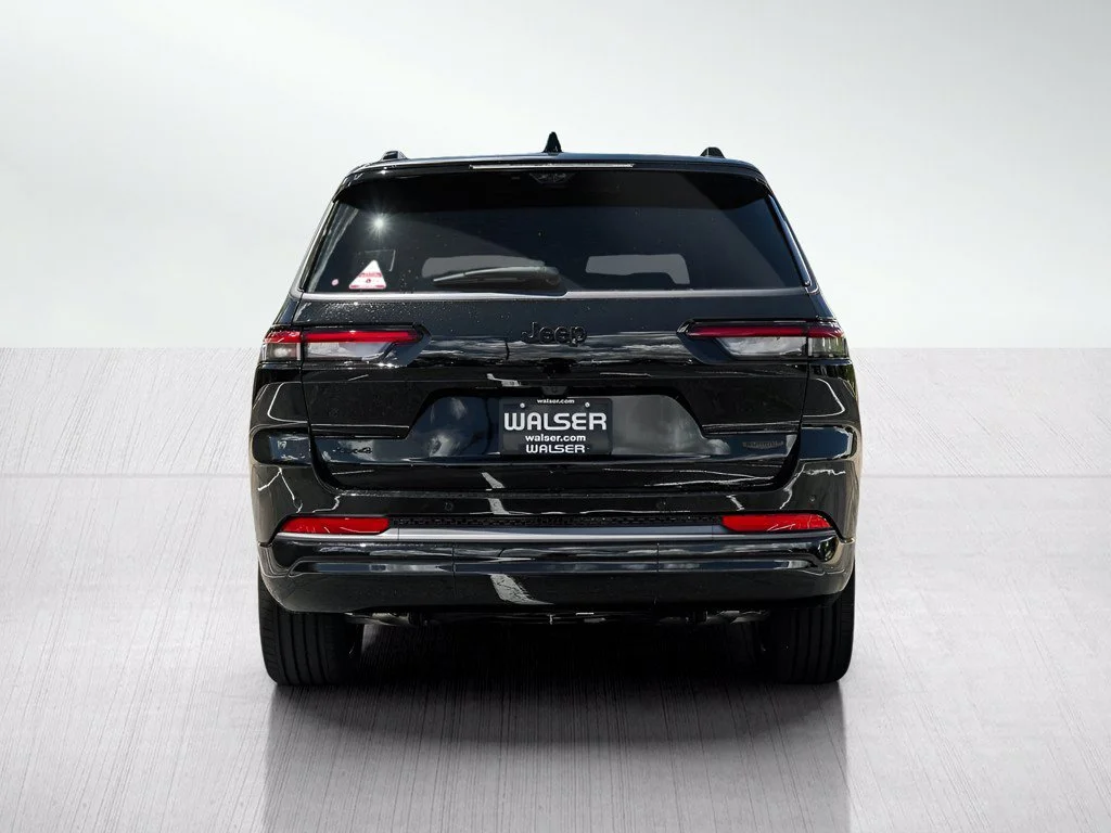 New 2026 Diamond Black Crystal Pearlcoat Jeep Summit image 5