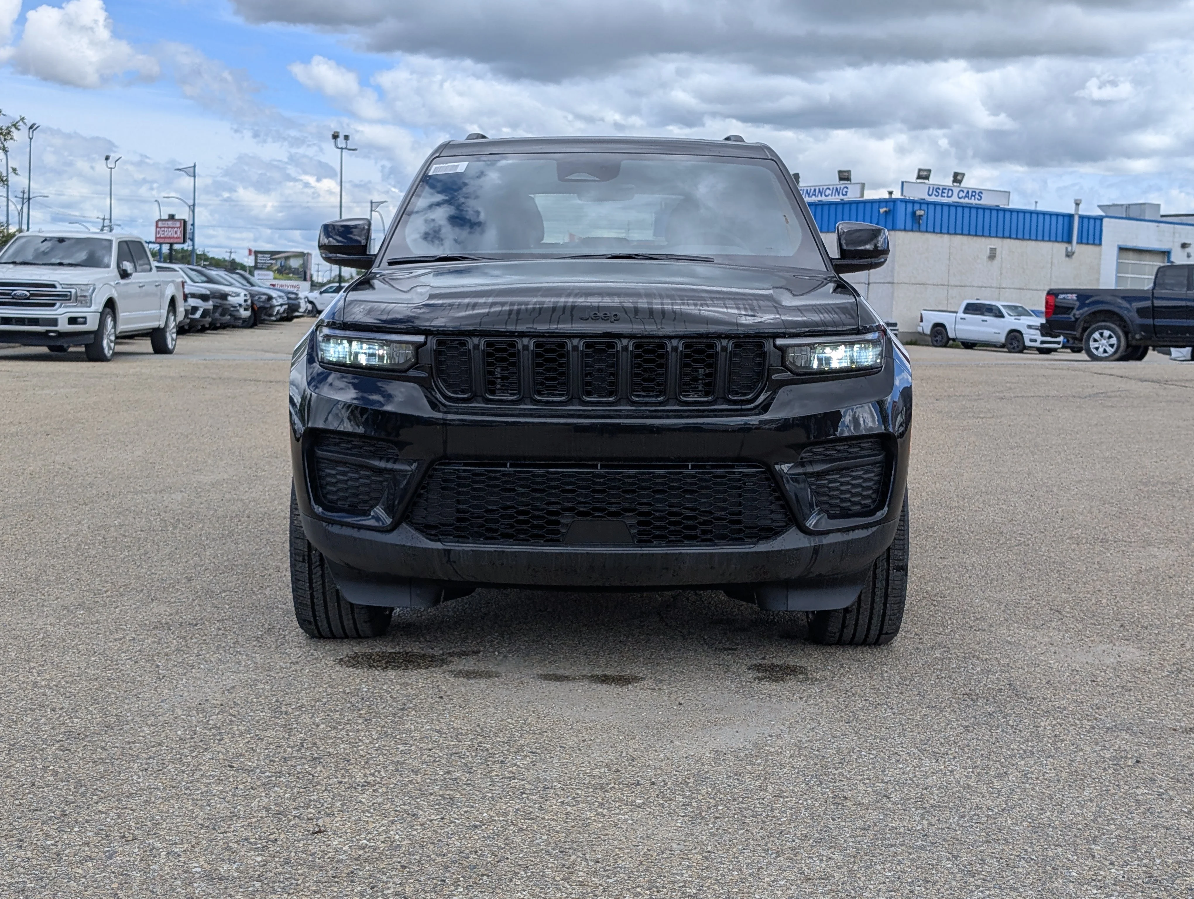 New 2025 Diamond Black Crystal Pearl Jeep Altitude image 10