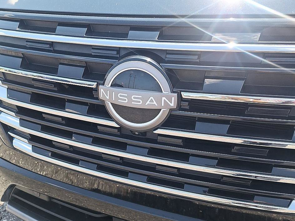 Used 2026 Super Black Nissan Platinum image 27