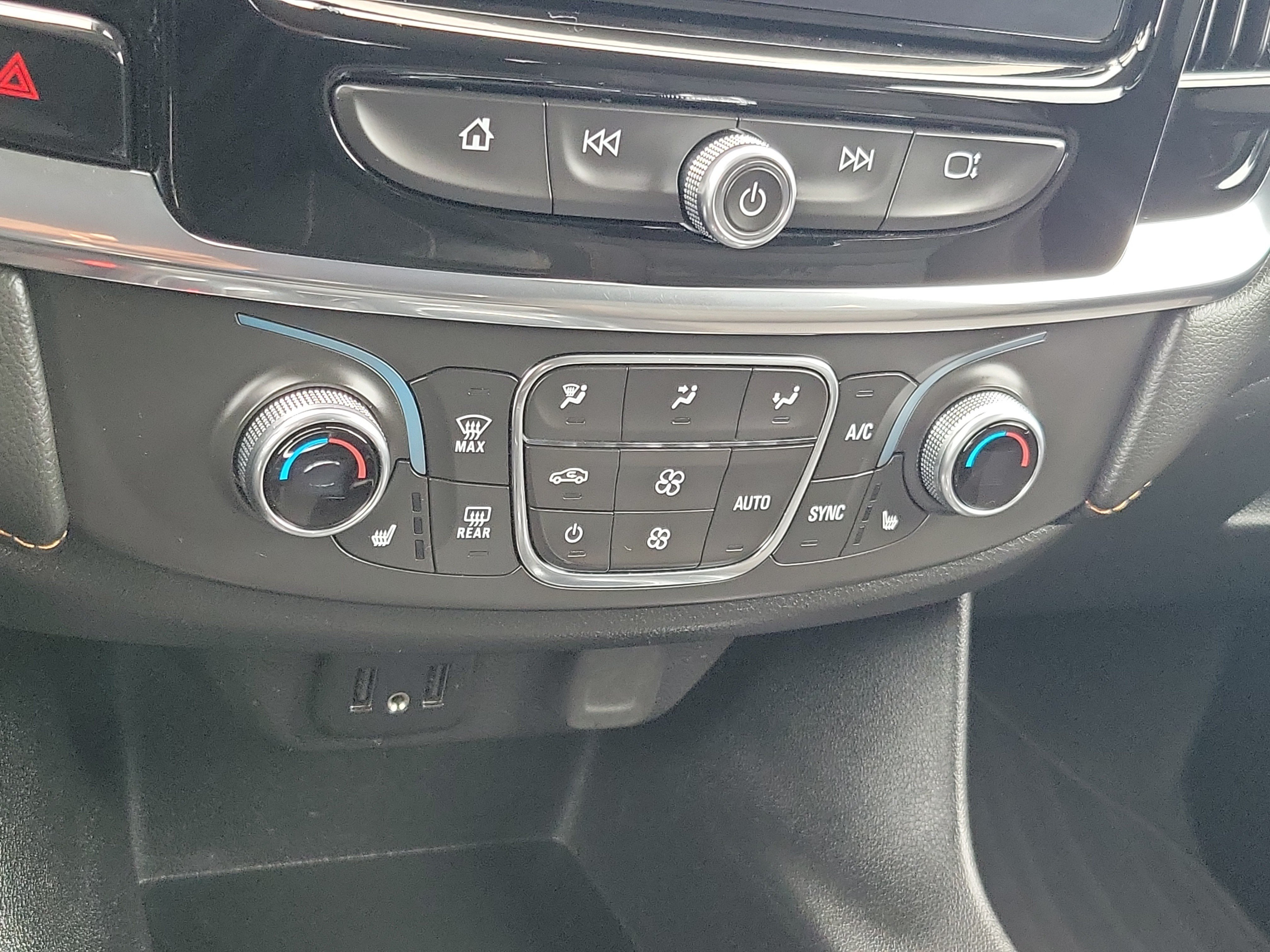 Used 2021 Graphite Metallic Chevrolet LT Cloth image 29