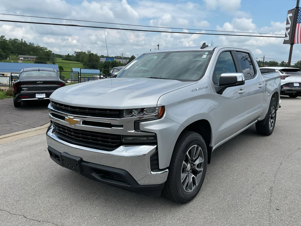 Used 2022 Silver Ice Metallic Chevrolet LT image 4