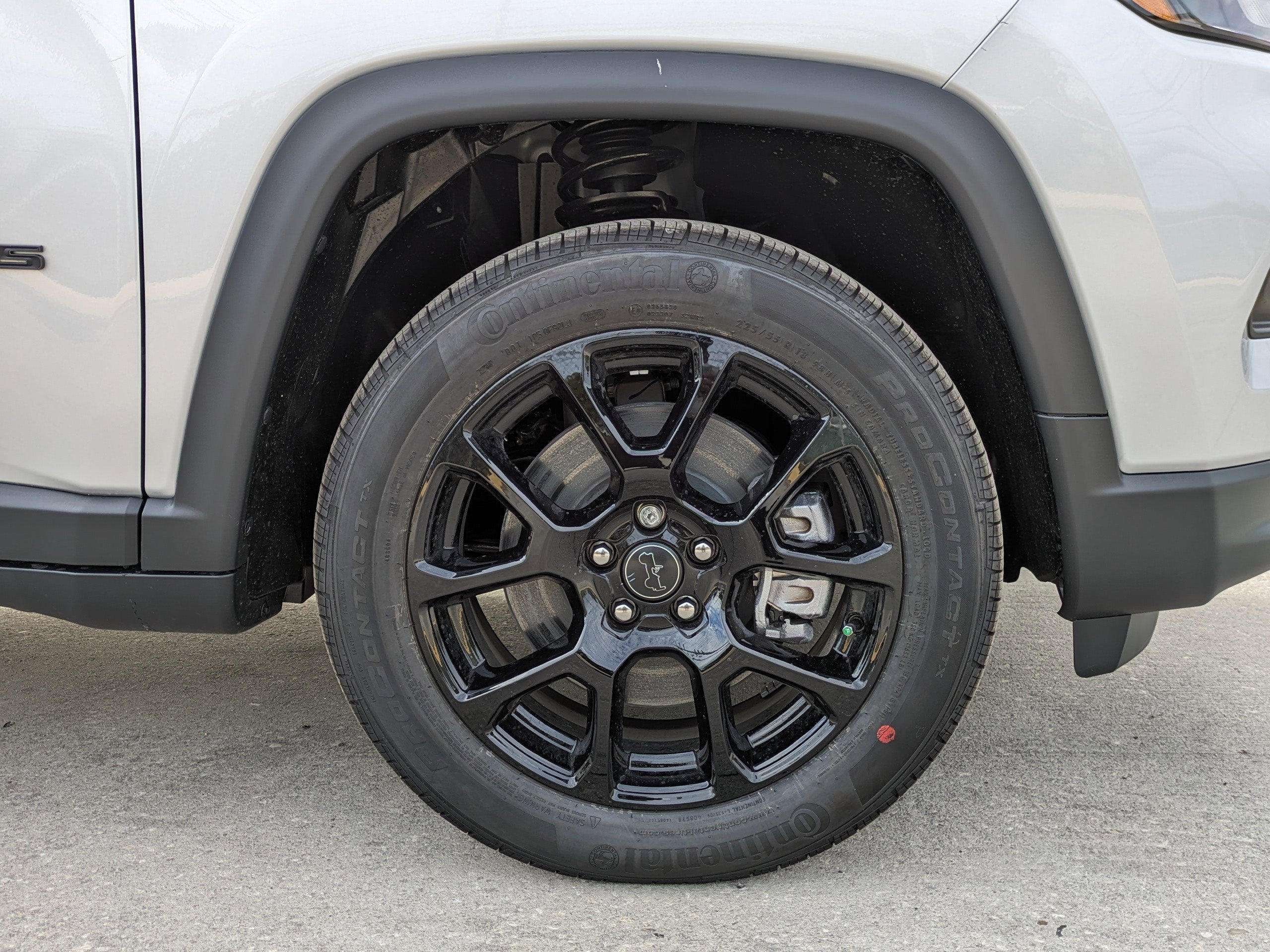 New 2026 Silver Zynith Metallic Clear-Coat Exterior Paint Jeep Latitude image 10