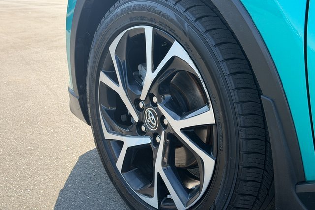 Used 2018 Teal Green Toyota XLE image 8