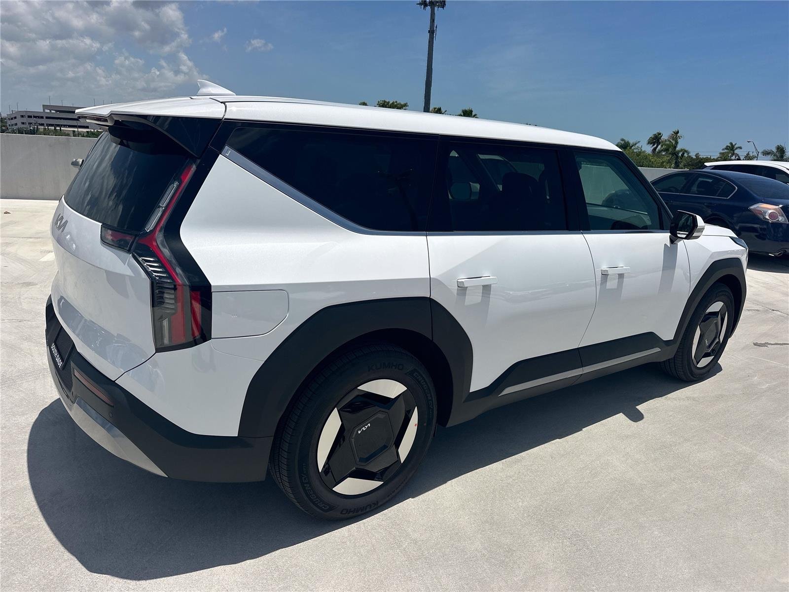 New 2026 Glacial White Pearl KIA LIGHT image 4