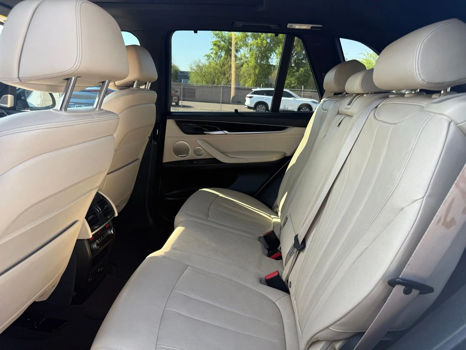 Used 2018 White Metallic BMW xDrive50i image 9