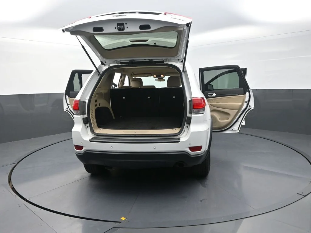 Used 2019 White Jeep Laredo E image 34