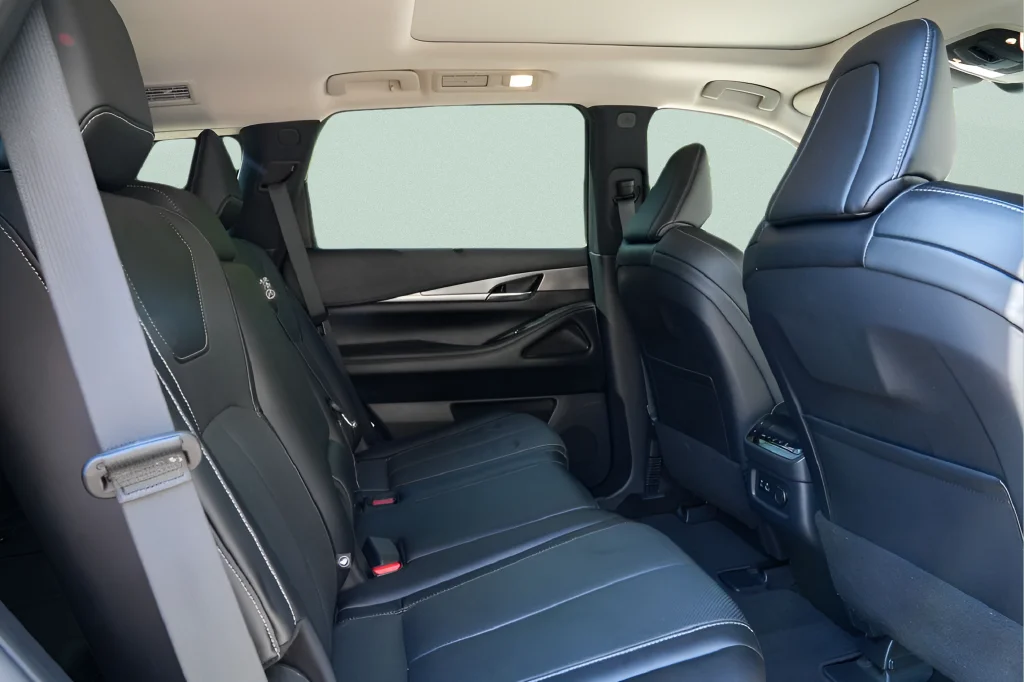 Used 2024 White INFINITI LUXE image 40