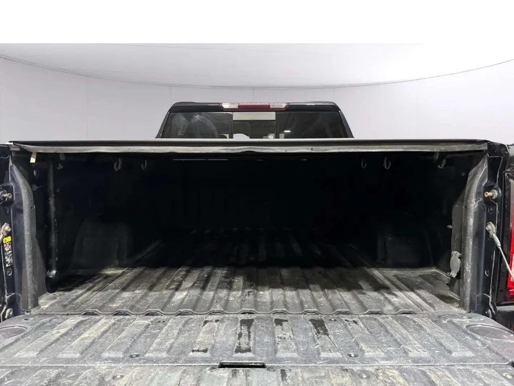Used 2022 Silver GMC AT4 image 32