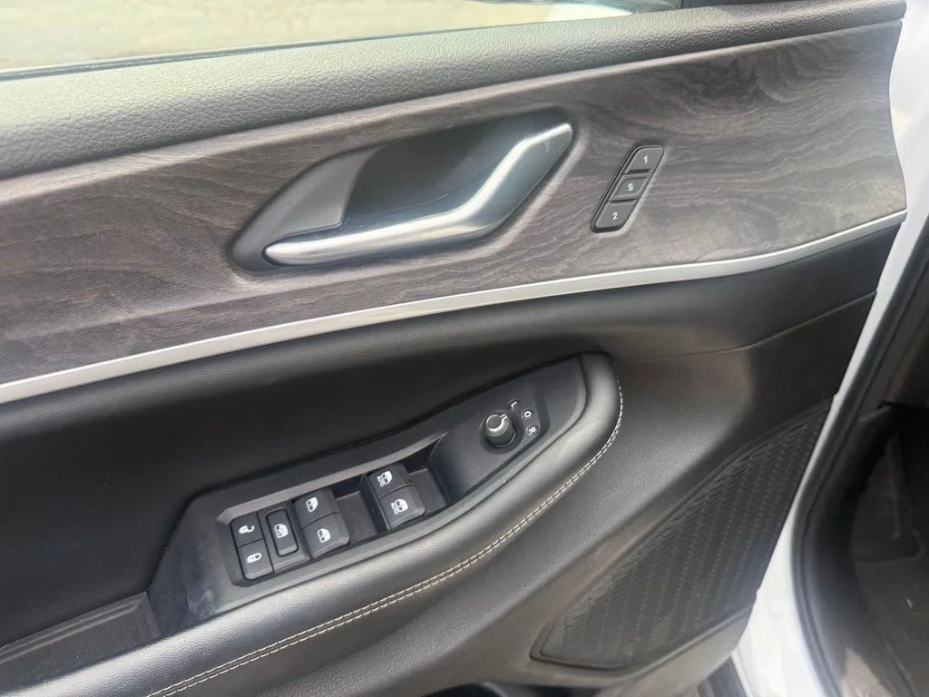 Used 2023 White Jeep Limited image 12