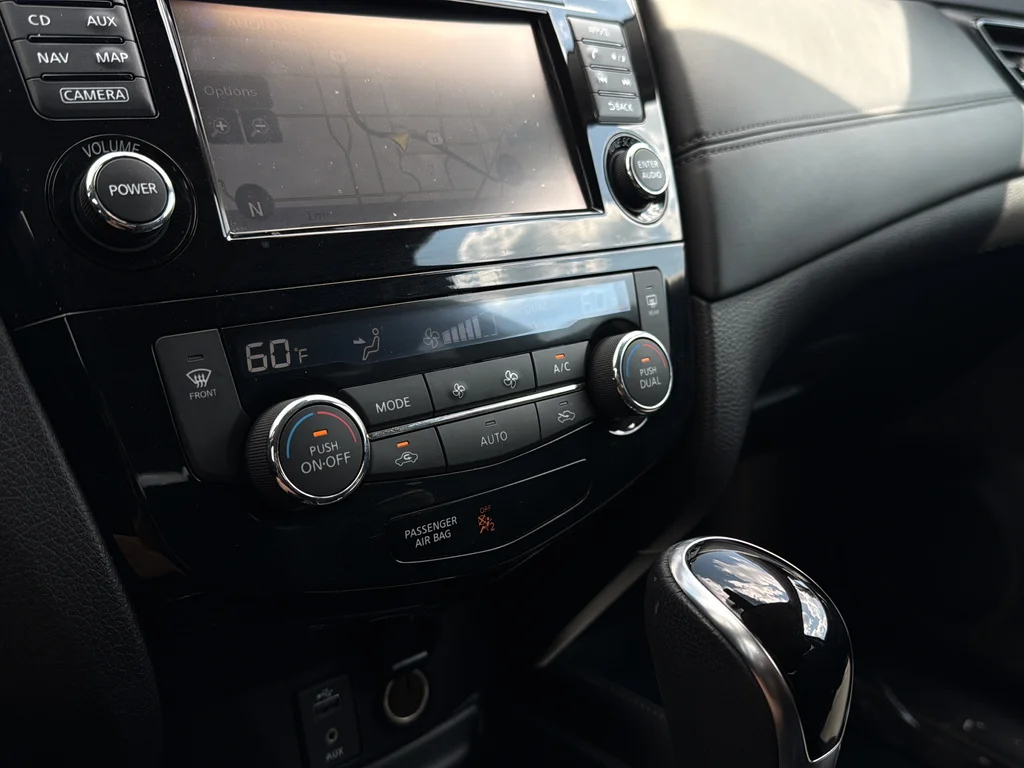 Used 2017 Midnight Jade Nissan SL image 19