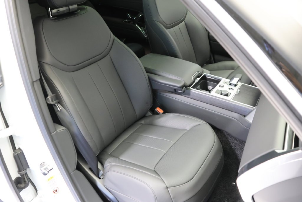 New 2027 Fuji White Land Rover SE image 40