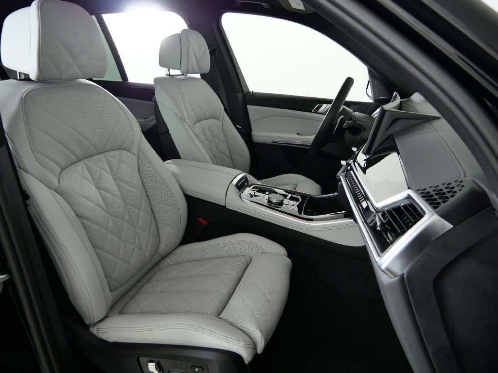 New 2026 Black Sapphire Metallic BMW M60i image 21