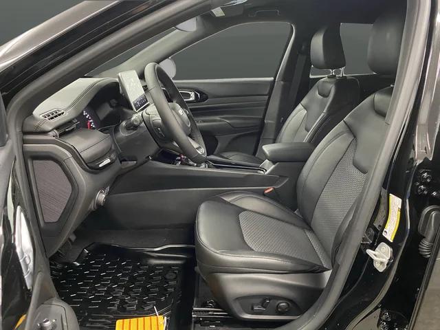 New 2026 Diamond Black Crystal Pearlcoat Jeep Latitude image 4