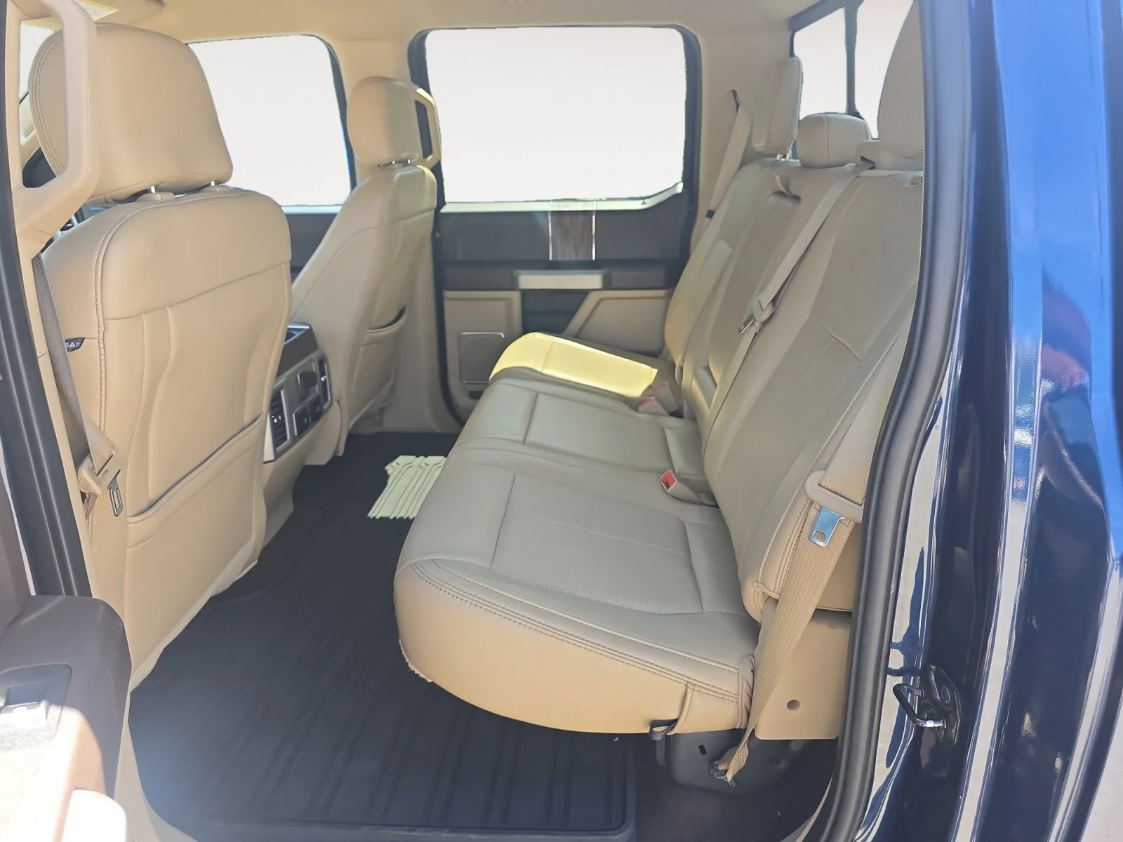 Used 2019 Agate Black Metallic Ford LARIAT image 23