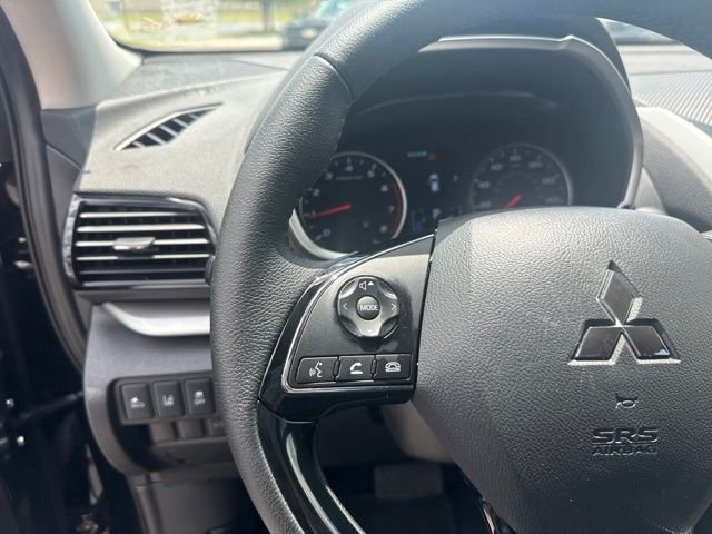 Used 2025  Mitsubishi SE image 17