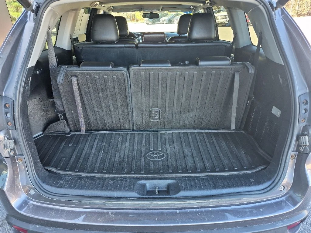 Used 2016 Gray Toyota XLE V6 image 9