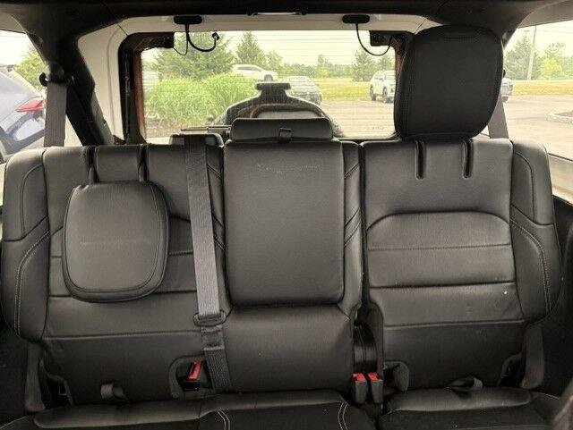 Used 2021 Granite Crystal Metallic Clearcoat Jeep Unlimited Sahara image 11