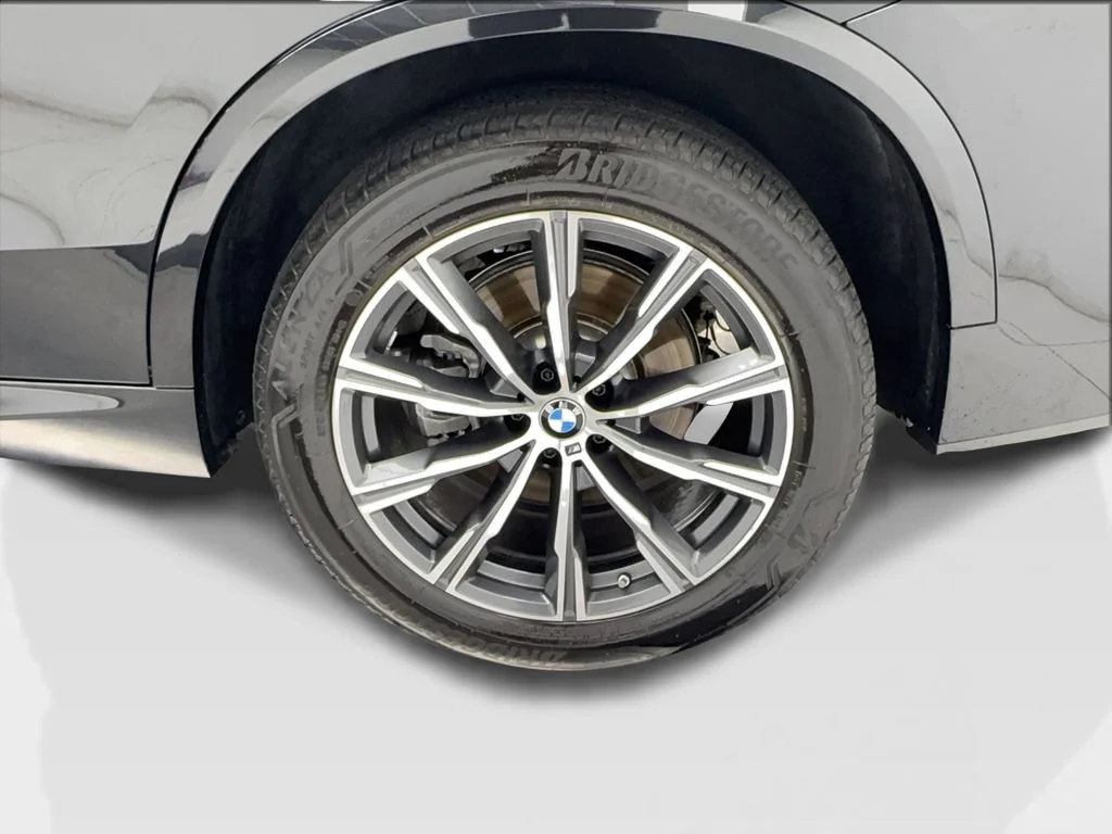 Used 2025 Black BMW sDrive40i image 11
