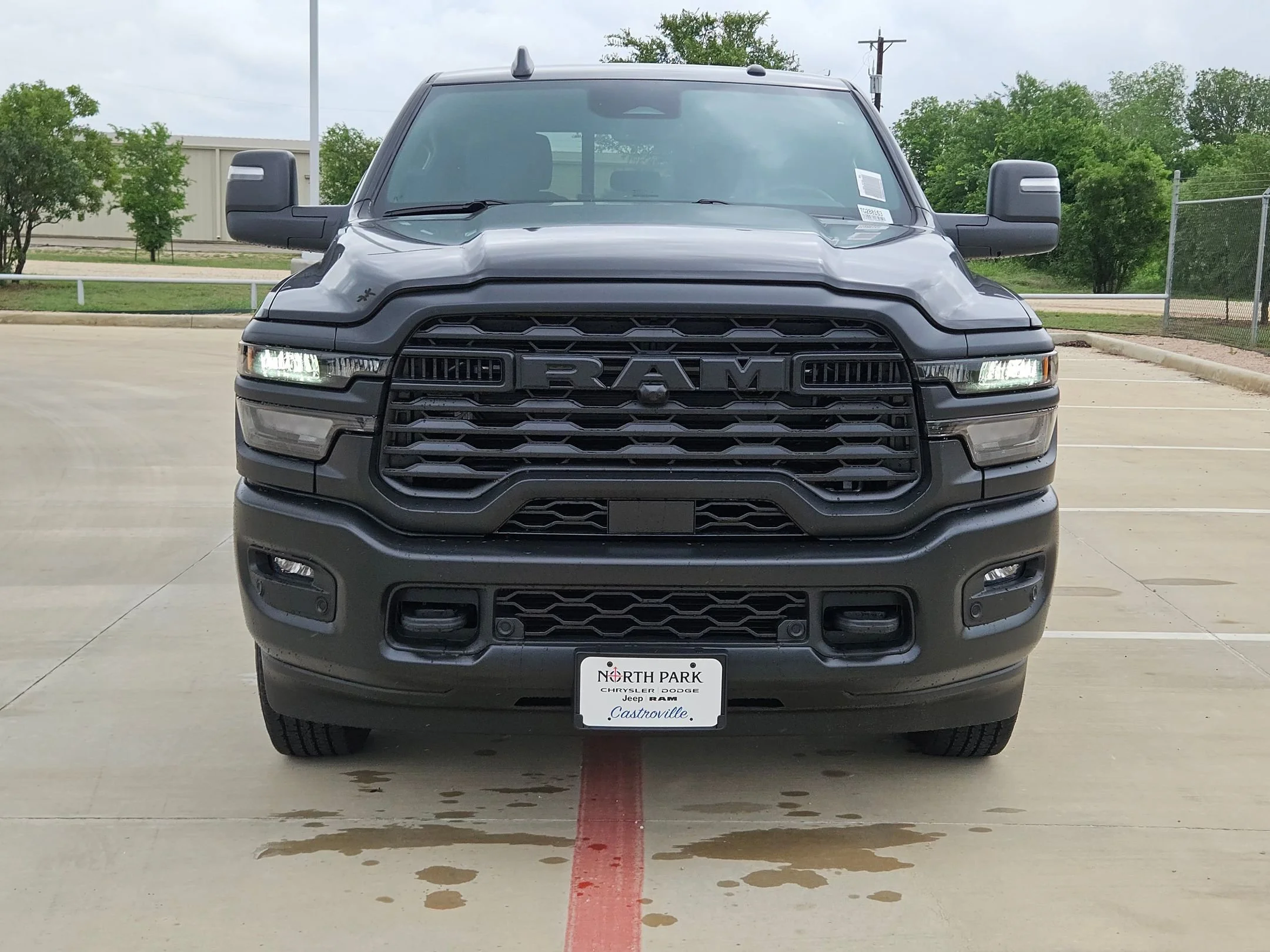 New 2026 Diamond Black Crystal Pearl-Coat Exterior Paint RAM Tradesman image 8