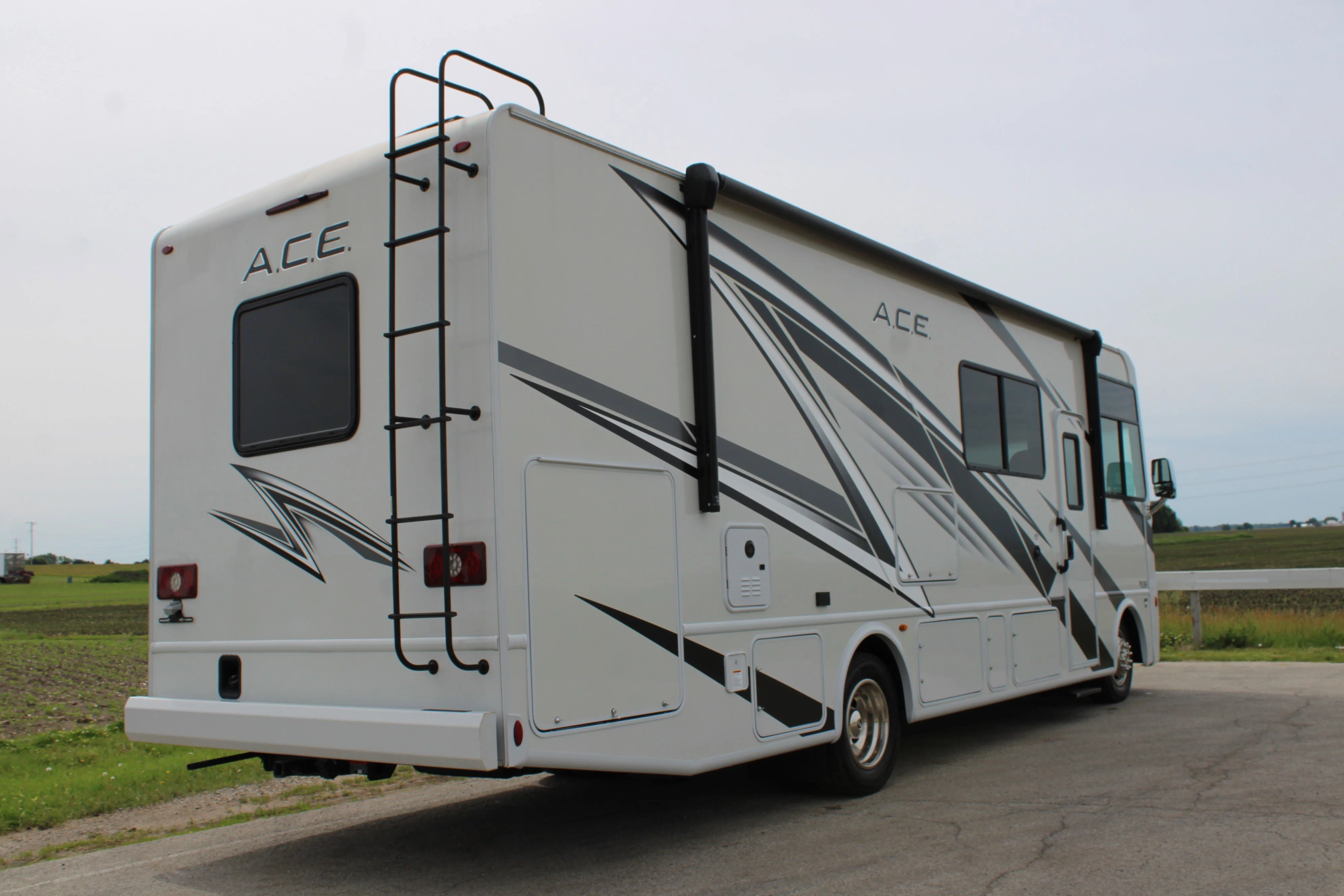Used 2023 White Ford  image 4