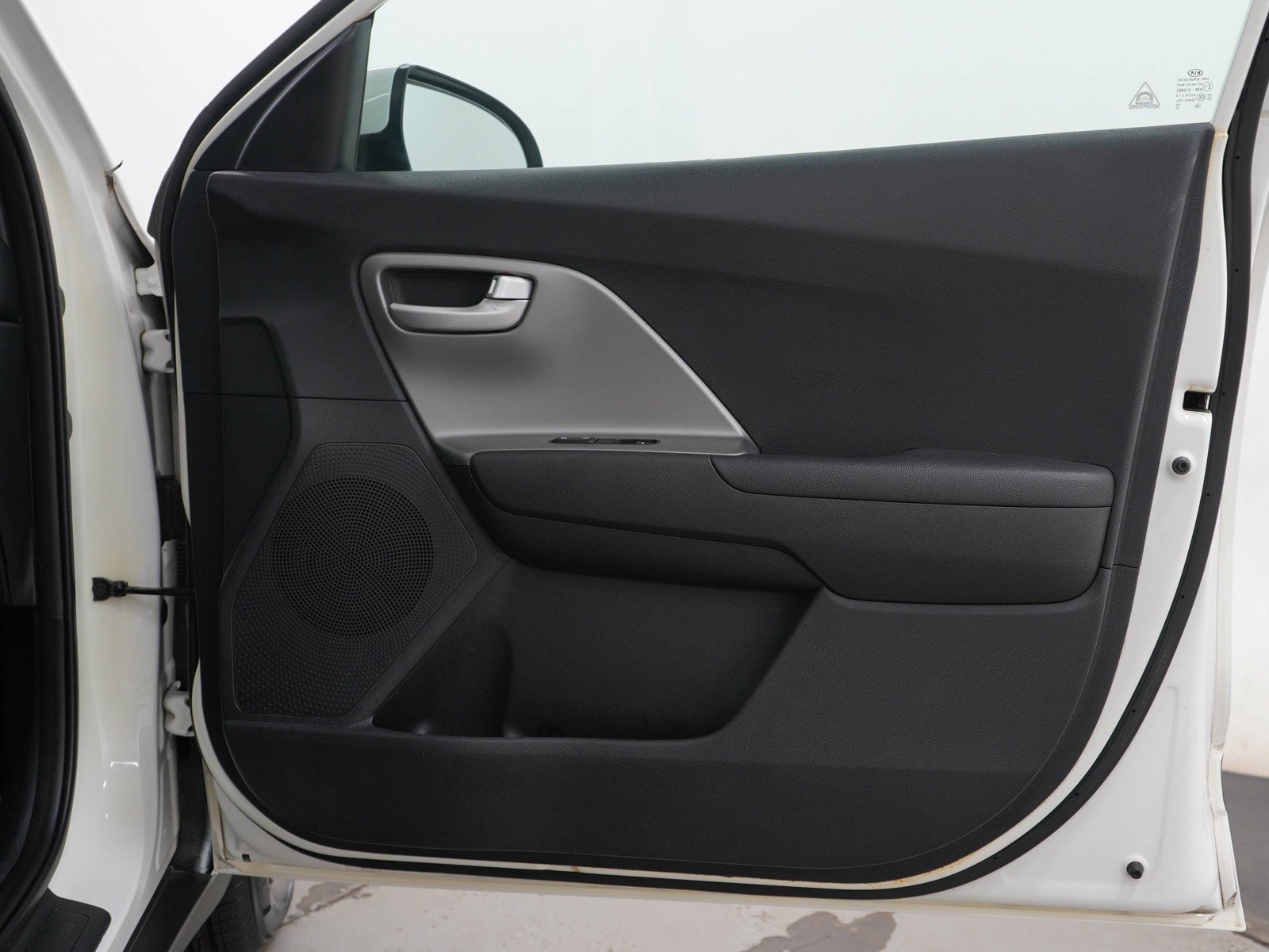 Used 2018 Snow White Pearl Kia LX image 9