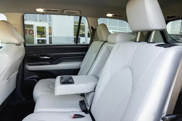 Certified Used 2024 RUBY FLARE PEARL Toyota  image 26
