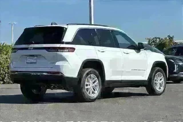 New 2025 Bright White Clear-Coat Exterior Paint Jeep Laredo X image 4
