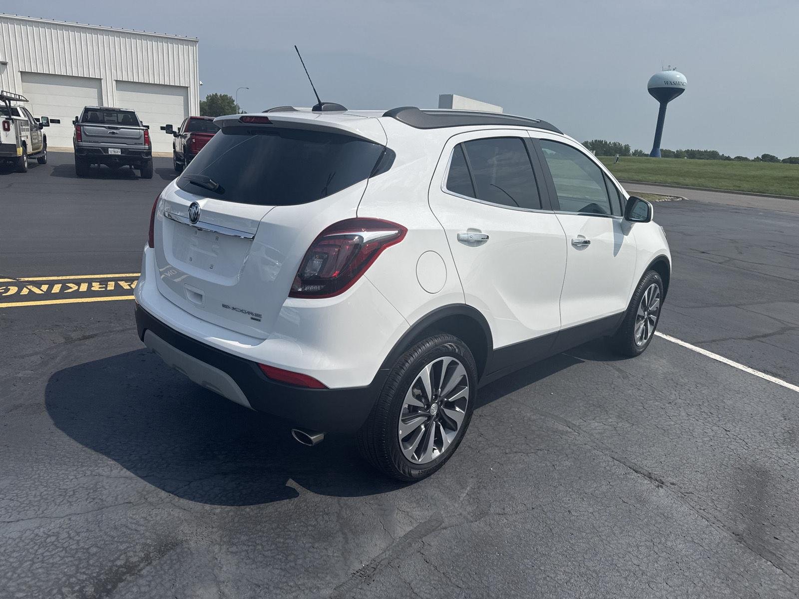 Used 2022 Summit White Buick Preferred image 4