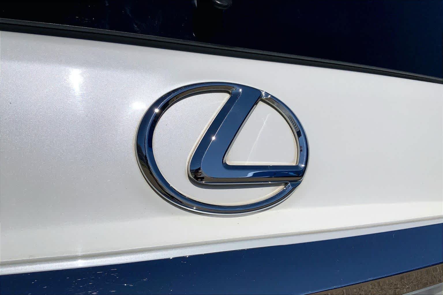 Used 2015 Starfire Pearl Lexus  image 31