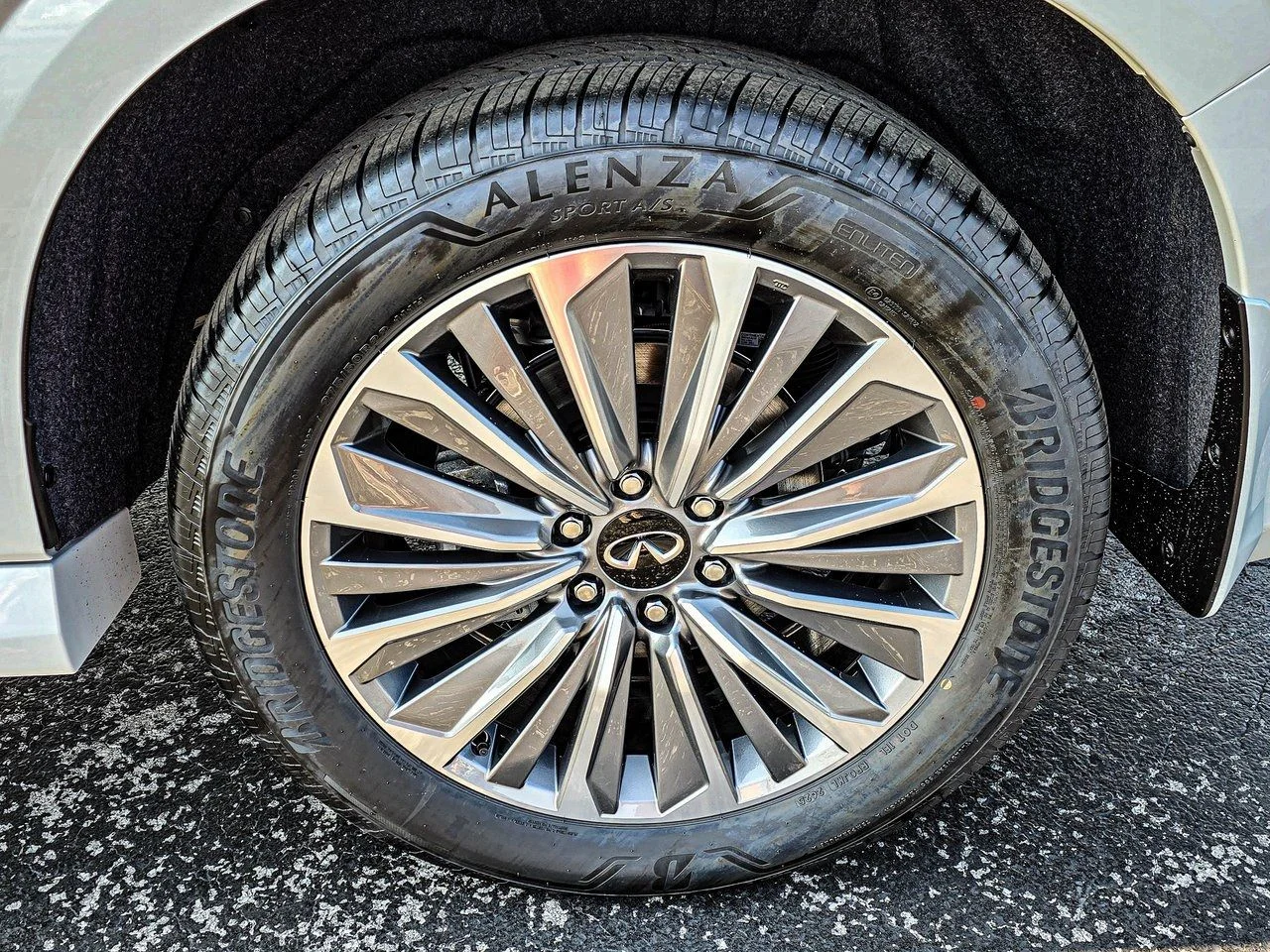 New 2026 RADIANT WHITE INFINITI Luxe 4WD image 9