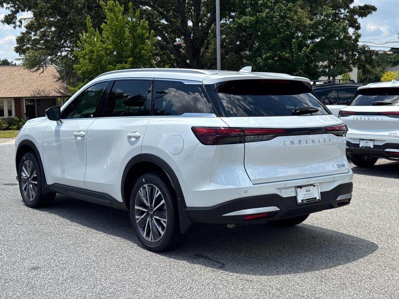 New 2027 RADIANT WHITE INFINITI Luxe FWD image 3