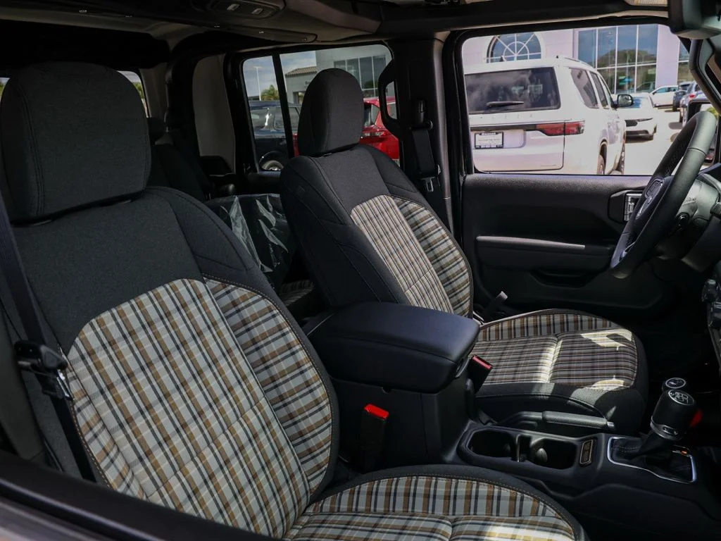 New 2026 Black Clear-Coat Exterior Paint Jeep 85th Anniversary Edition image 20