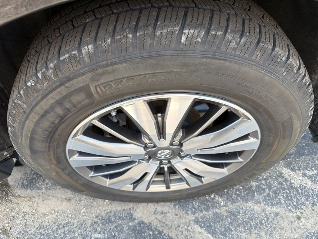 Used 2018 Black Nissan SL image 9