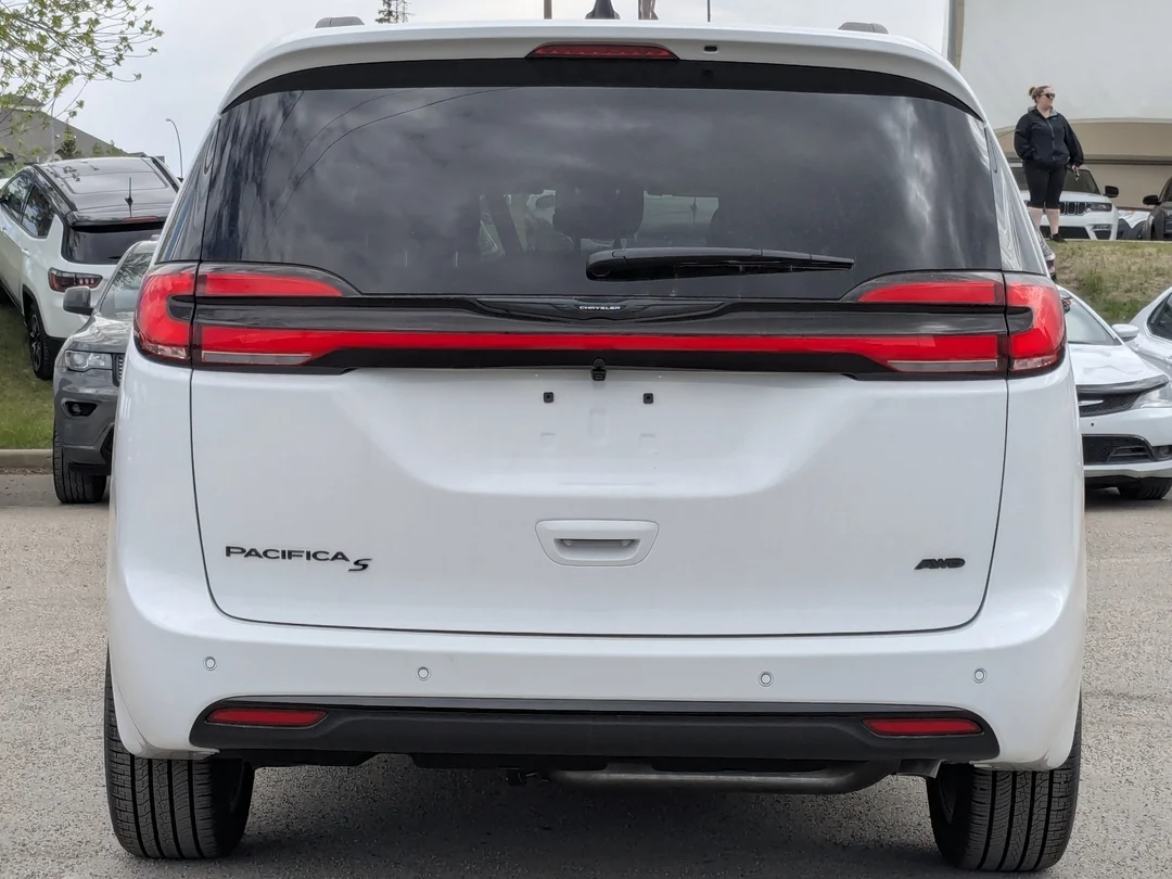 New 2026 White Chrysler Select - - AWD - 3.6L Pentastar V6 - Adaptive Cruise Control - Blind Spot Monitor & More! image 7