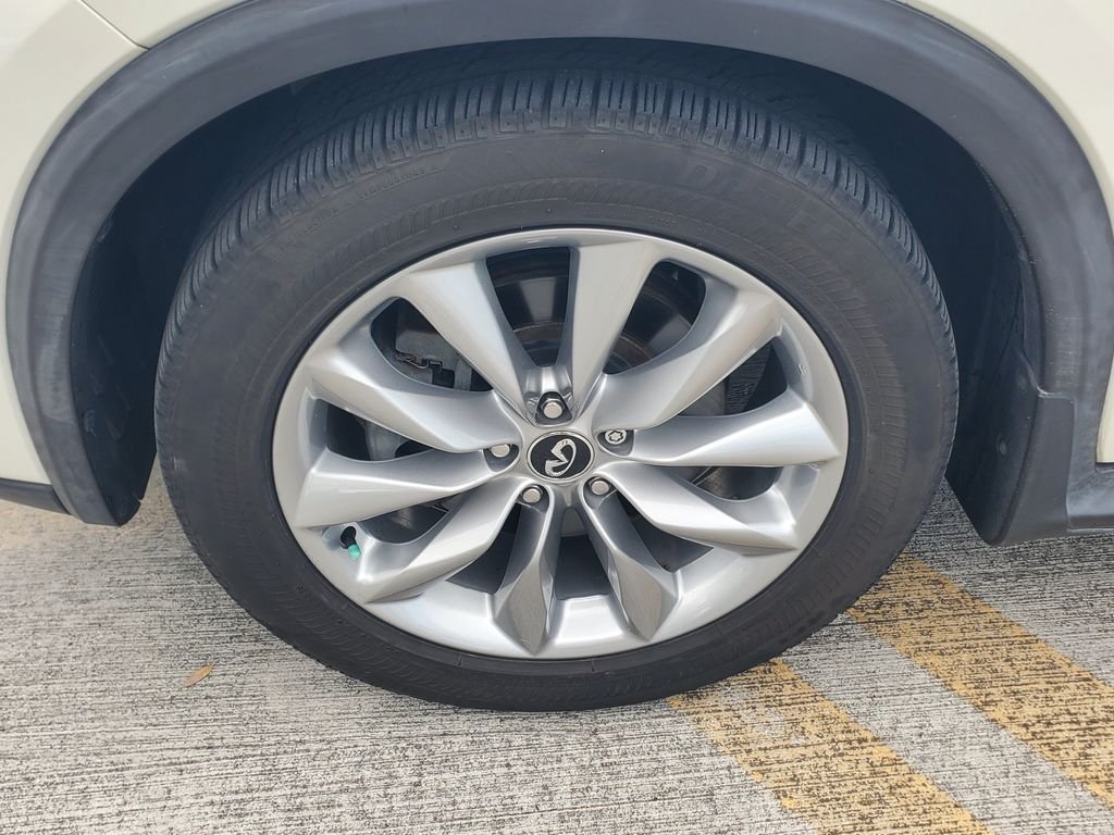 Used 2019 White INFINITI ESSENTIAL image 4