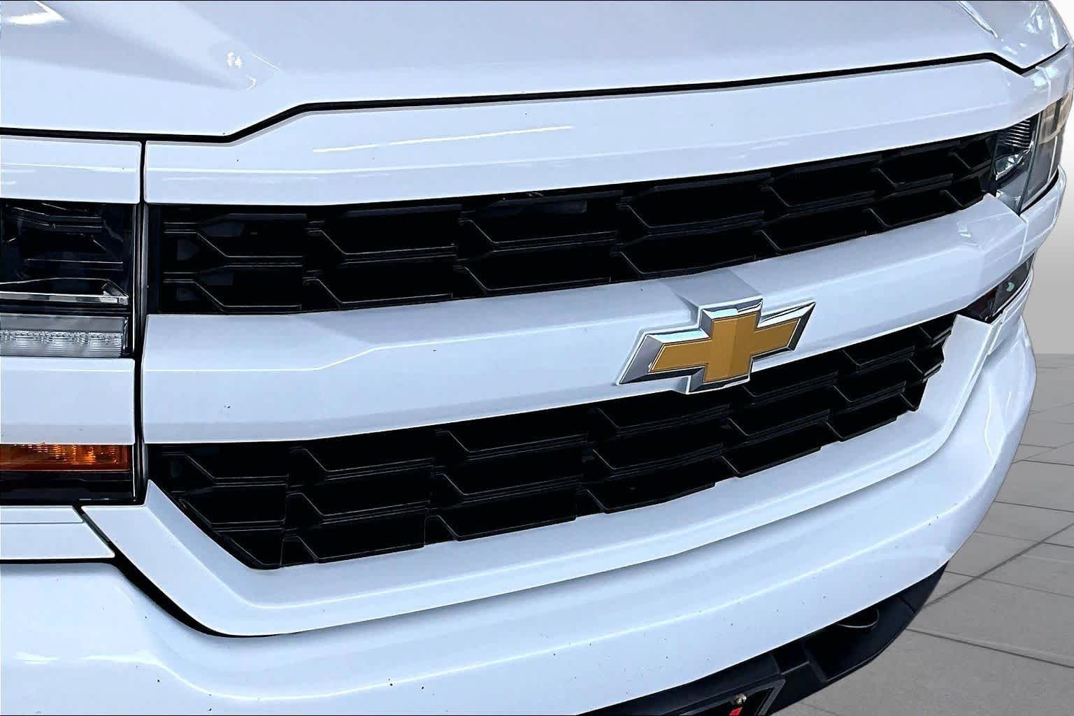 Used 2017 Summit White Chevrolet Custom image 30
