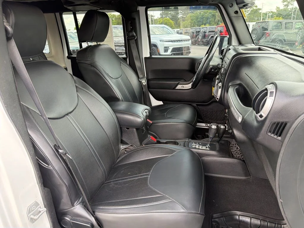 Used 2015 White Jeep Unlimited Sahara image 22