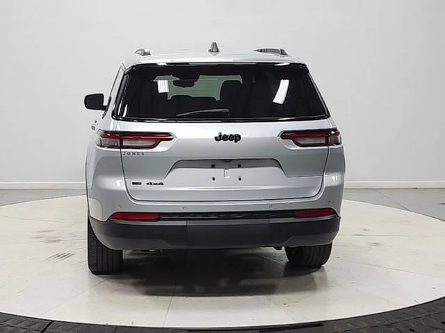 Used 2022 Silver Jeep Altitude image 7