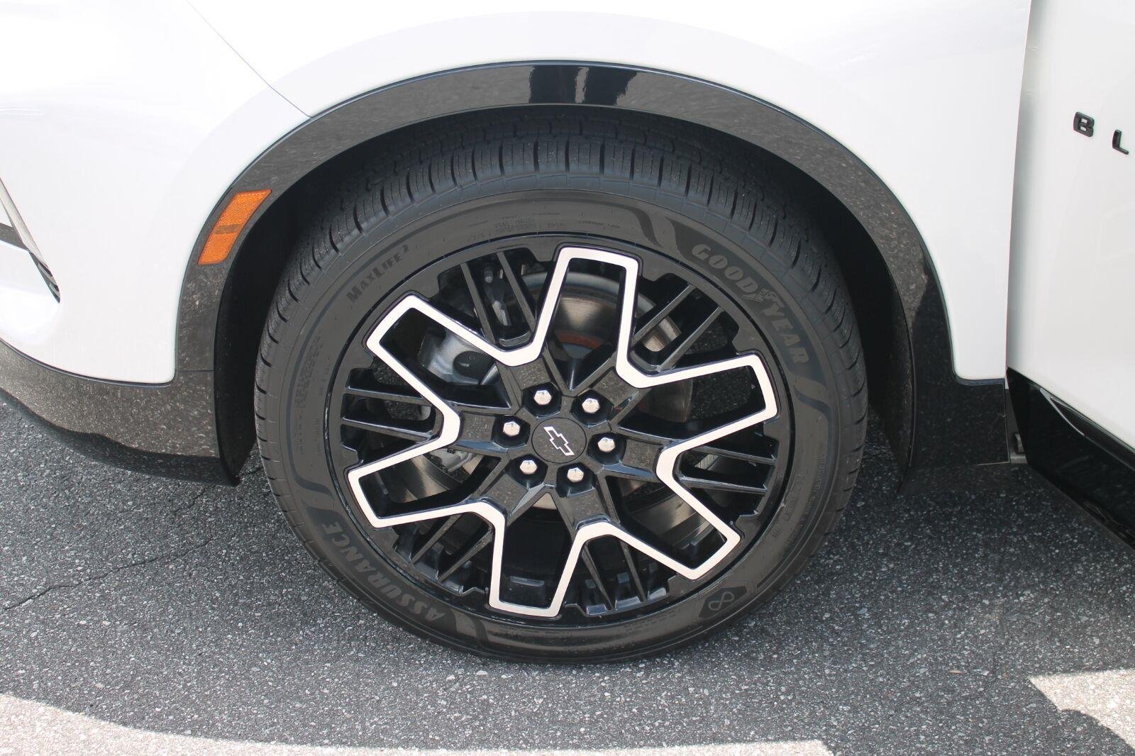 Used 2025 Iridescent Pearl Tricoat Chevrolet RS image 39