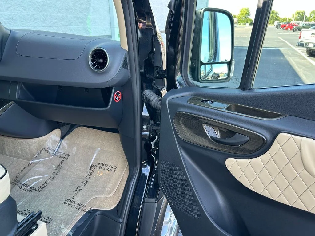 Used 2021 Black Mercedes-Benz Midwest Luxe Cruiser image 32