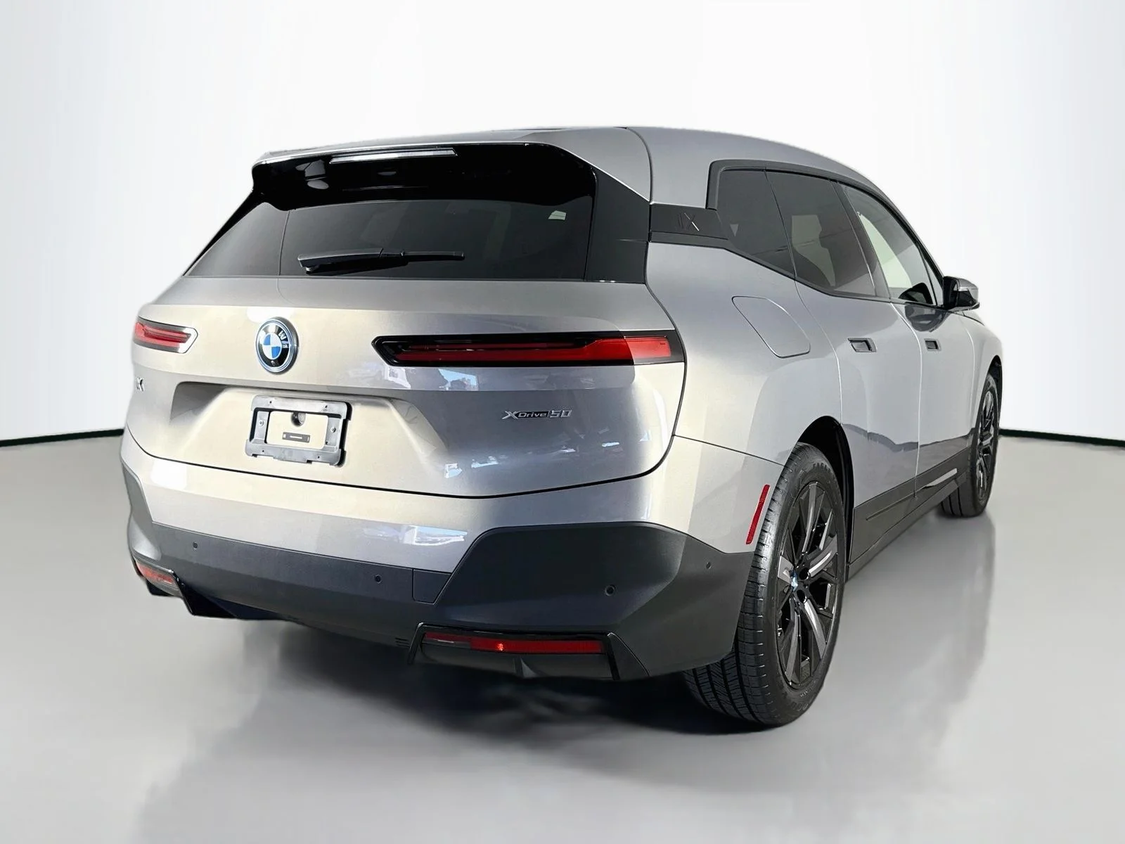 Certified Used 2024 Oxide Gray Metallic BMW xDrive50 image 7