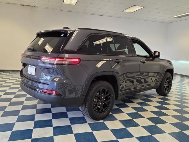 Used 2024 Gray Jeep Altitude image 8